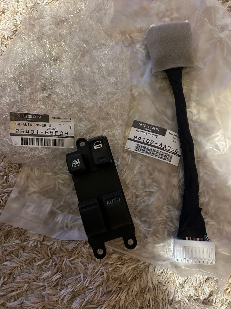 ニッサンシルビアS15純正パワーウインドウスイッチ右側新品未使用　運転席側対策品