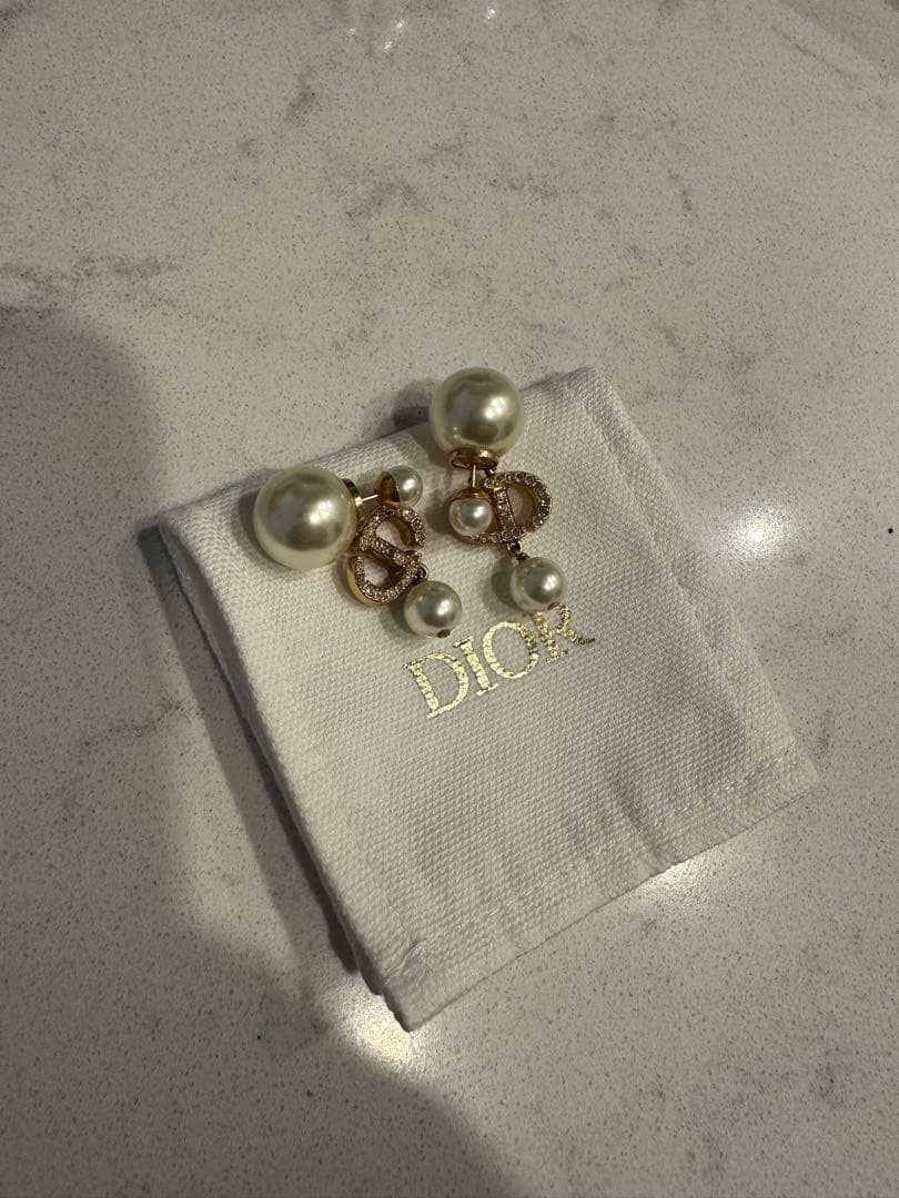 Dior パール ロゴデザイン ピアス