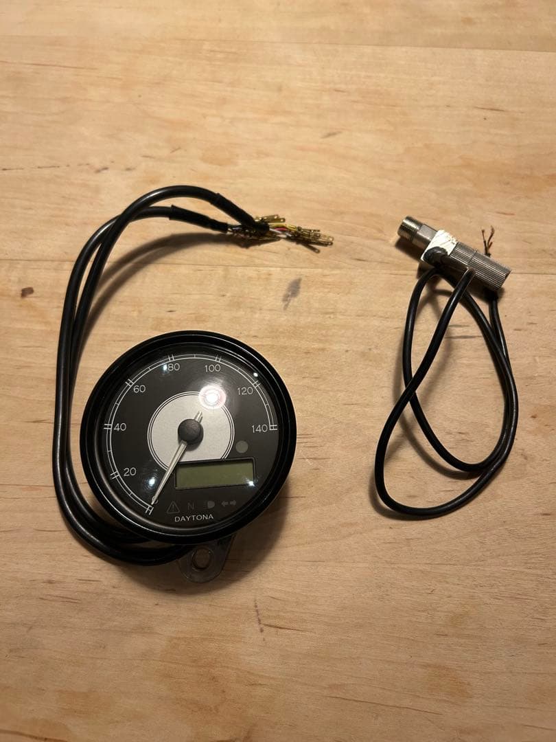 DAYTONA VELONA 電気式スピード&タコメーター　変換アダプター付