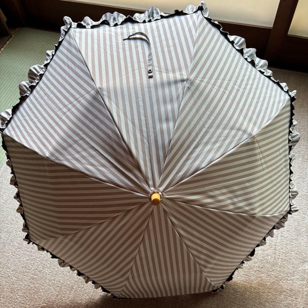 サンバリア100 折り畳み日傘　2段折　フリル　/ ストライプ　モカ