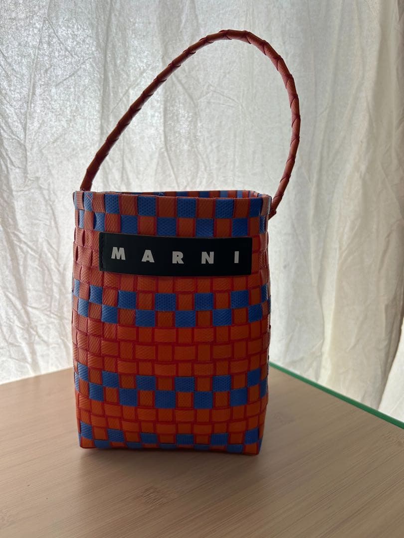 MARNI オレンジと青のかごバッグ
