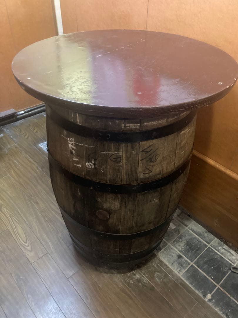 ウイスキー樽テーブル　濃いめ　アンティーク