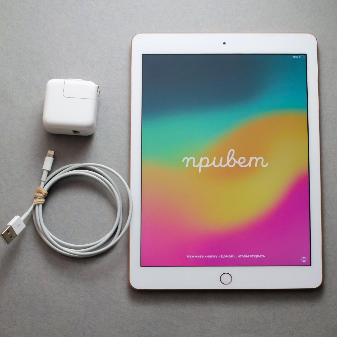 iPad 9.7 第6世代 Wi-Fi 32GB ゴールド スタンドケース付き