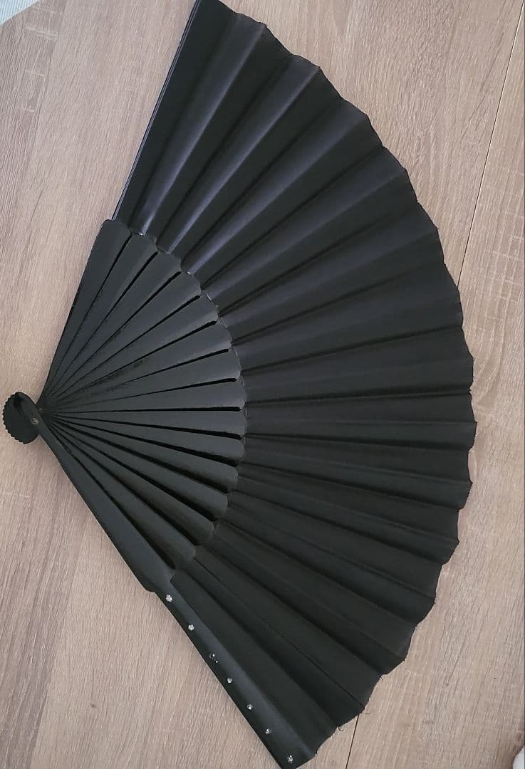 黒のプラスチック製扇子 収納袋付き